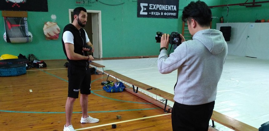 «У него такие удары, что я просто в космос улетал». Как японцы снимали видео о Чингизе